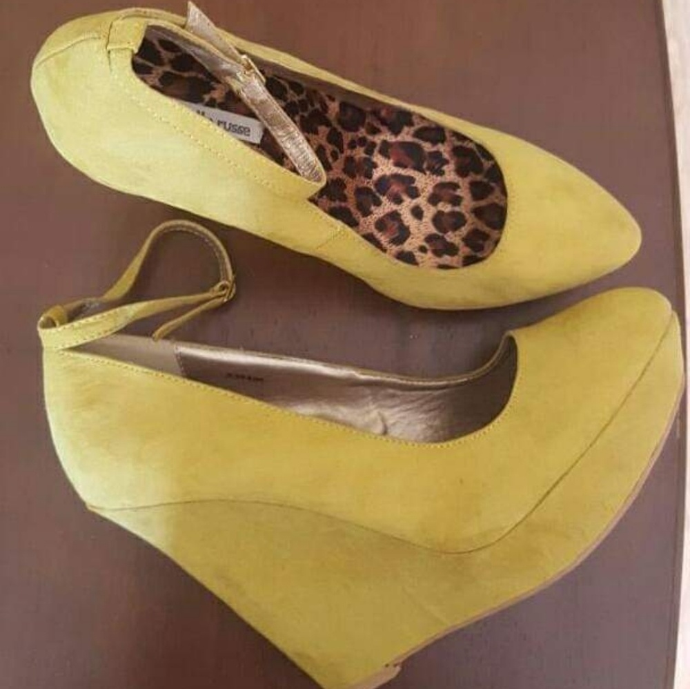 Size 9 Lemon-colored ankle wedge